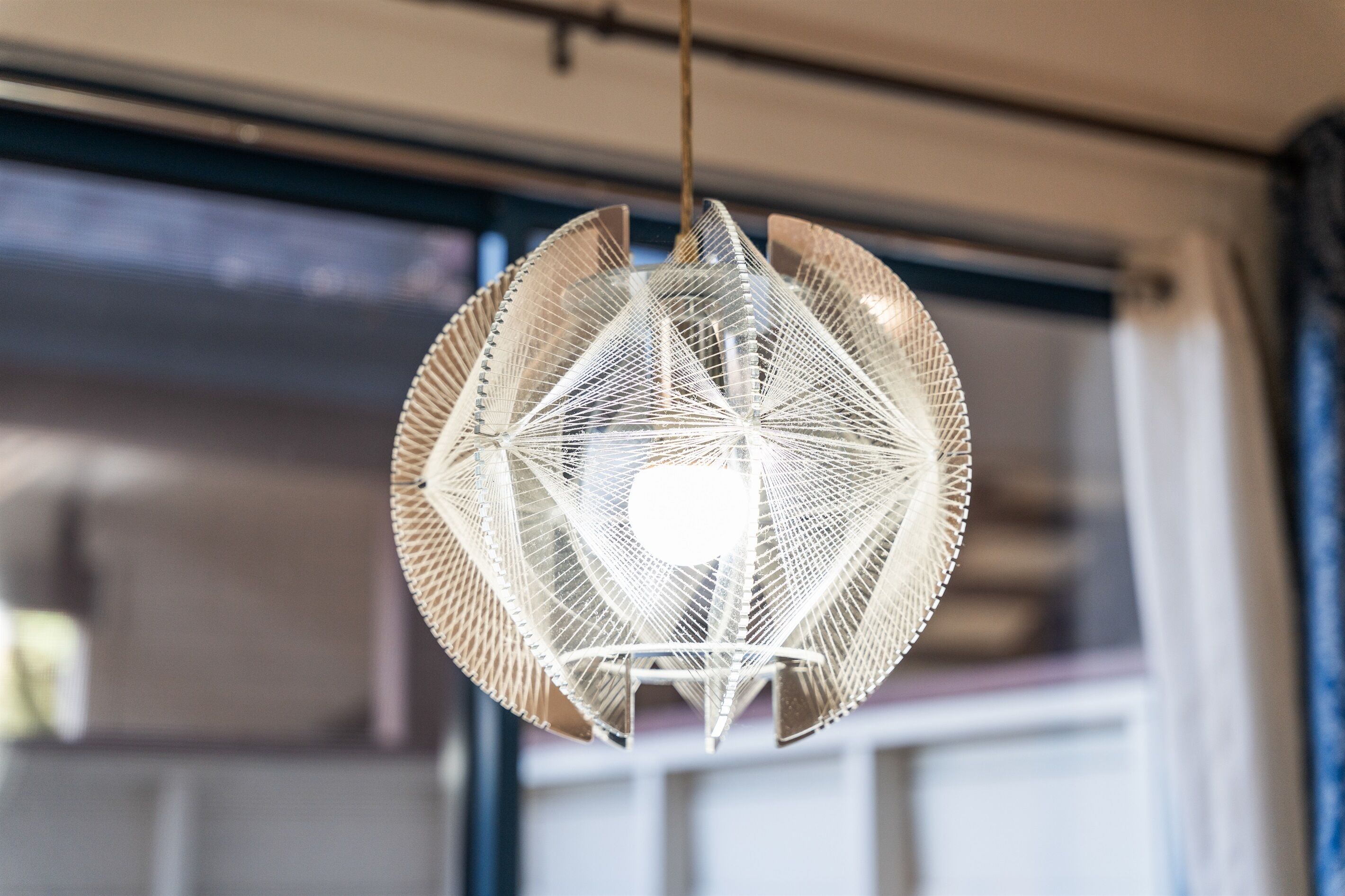 Een hanglamp met een geometrisch ontwerp.