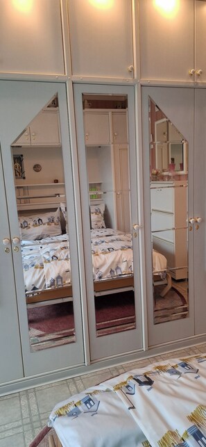 1 slaapkamer, een strijkplank/strijkijzer, beddengoed