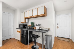 Fridge, microwave, coffee/tea maker, toaster - DTC Studio! Extended Stay, Free Parking & Fast WiFi! (Greenwood Village)