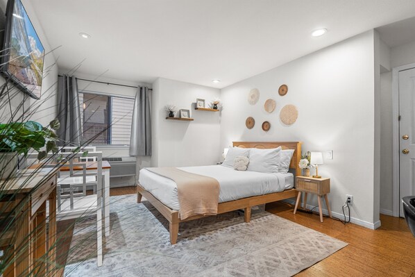 مكتب ومكواة/لوح كي وواي فاي وملاءات أسرّة