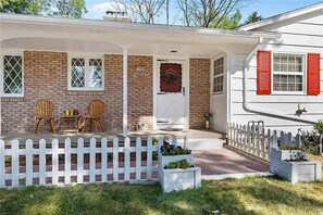 Terrace/patio - 3-bedroom house in tranquil Pittsford (Pittsford)