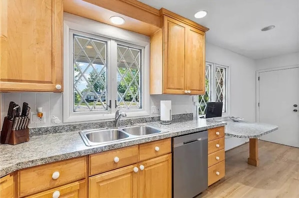 Private kitchen - 3-bedroom house in tranquil Pittsford (Pittsford)