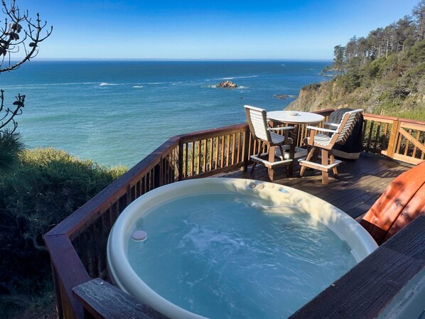 Outdoor spa tub