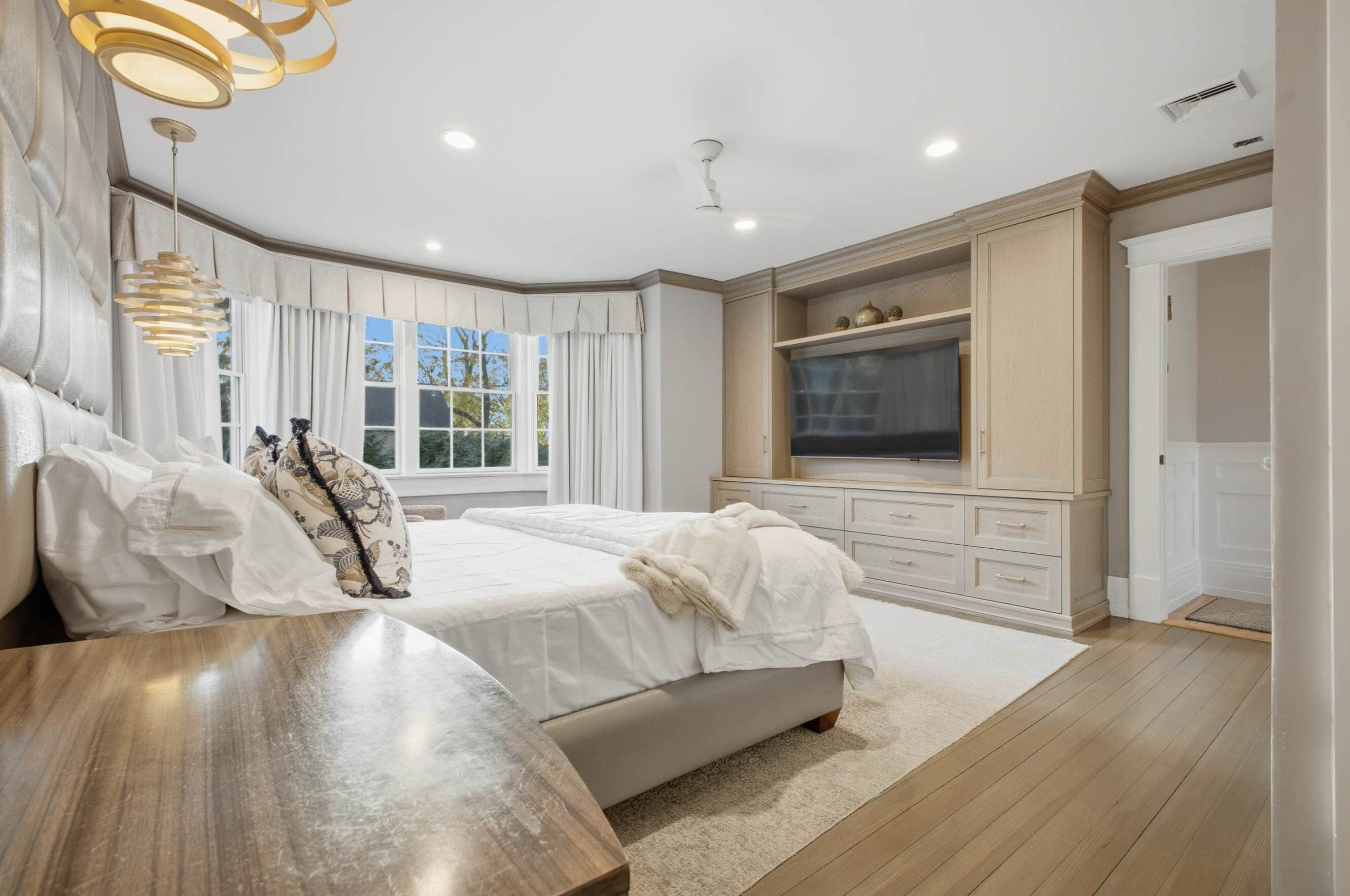 Caja de seguridad en la habitación y tabla de planchar con plancha 