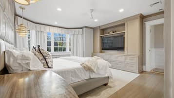 In-room safe, iron/ironing board, WiFi, bed sheets