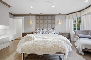 In-room safe, iron/ironing board, WiFi, bed sheets - Harbor House Stony Brook Village (Stony Brook)