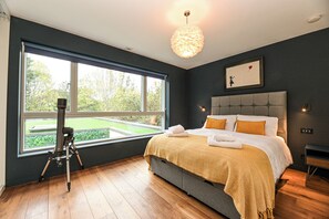 Iron/ironing board, free WiFi, bed sheets - Architect-Designed Luxury Retreat, 3BR Chessington - Pass the Keys (Chessington)