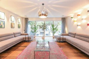 Interior - Architect-Designed Luxury Retreat, 3BR Chessington - Pass the Keys (Chessington)