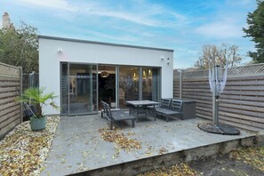 Outdoor dining - Architect-Designed Luxury Retreat, 3BR Chessington - Pass the Keys (Chessington)