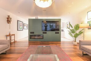 TV - Architect-Designed Luxury Retreat, 3BR Chessington - Pass the Keys (Chessington)