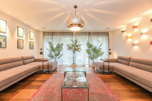 Architect-Designed Luxury Retreat, 3BR Chessington - Pass the Keys