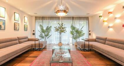 Architect-Designed Luxury Retreat, 3BR Chessington - Pass the Keys