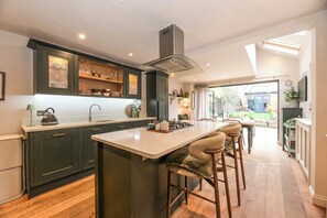 Refrigerador, microondas, horno y lavavajillas 