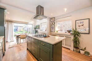 Refrigerador, microondas, horno y lavavajillas 