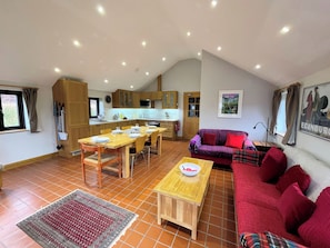 Fernseher, Kamin, Bücher