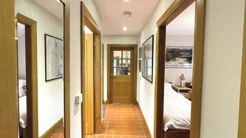 Iron/ironing board, free WiFi, bed sheets