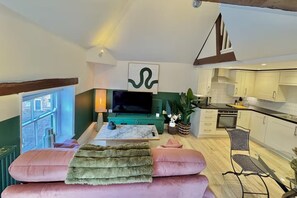 TV - Stunning Flat next to Cathedral - Pass the Keys (Lincoln)