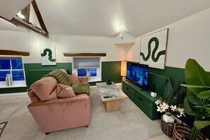 TV - Stunning Flat next to Cathedral - Pass the Keys (Lincoln)