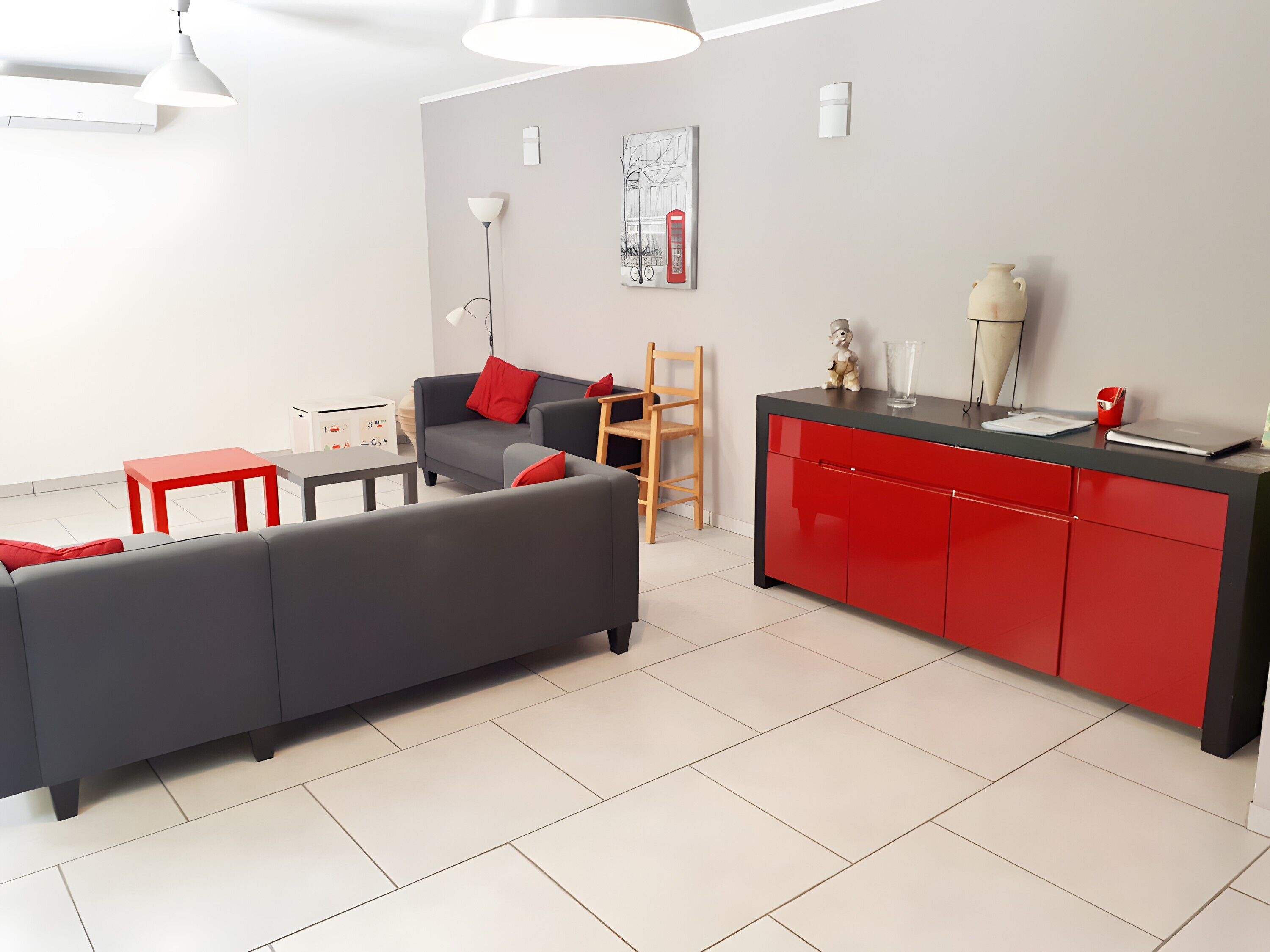 Televisión, reproductor de DVD y tenis de mesa 