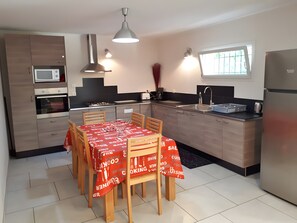 Frigorífico, microondas, horno y placa de cocina