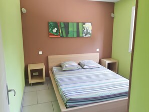 2 chambres, fer et planche à repasser, Wi-Fi, draps fournis