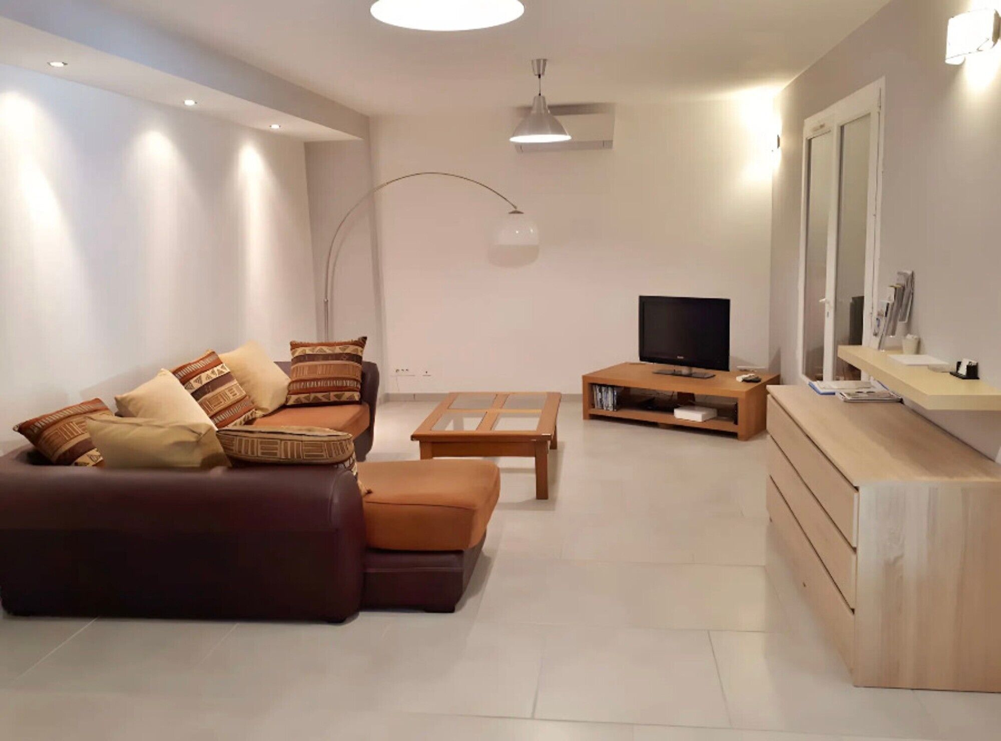 Télévision, lecteur de DVD, table de tennis de table