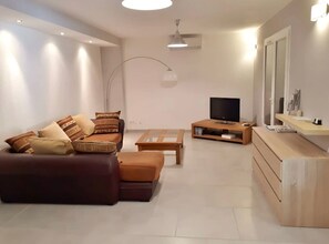 Una televisión, un reproductor de DVD, una mesa de tenis de mesa