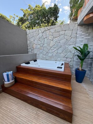 Apartment | Outdoor spa tub