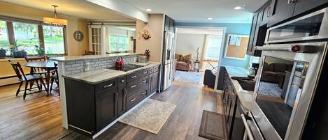 Microondas, horno, parrilla de estufa y lavavajillas