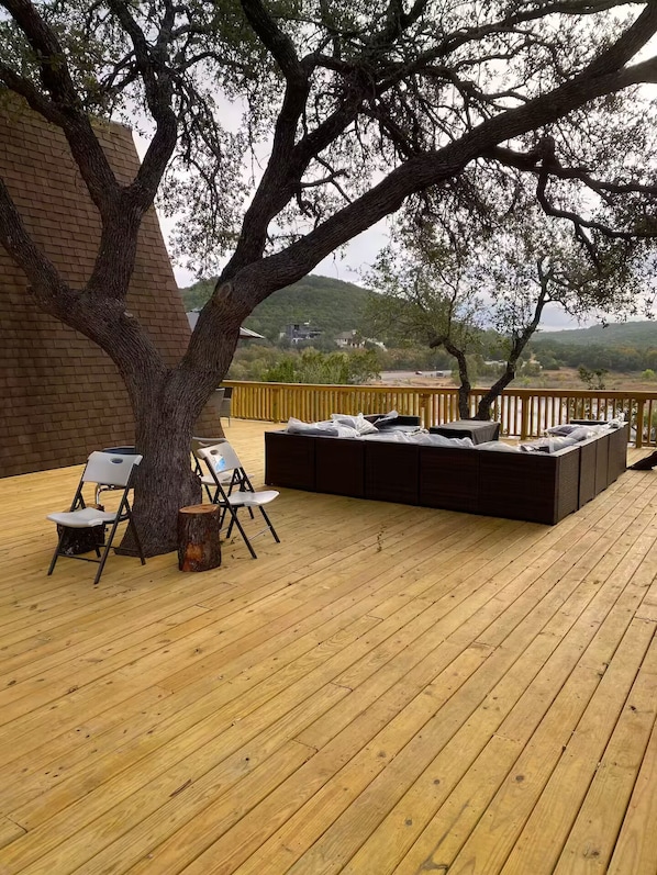 Terrace/patio - Rothi Lakehouse: A Tranquil Escape at Lake Travis (Leander)