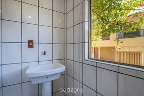 Basic Apartment | Bathroom | Shower