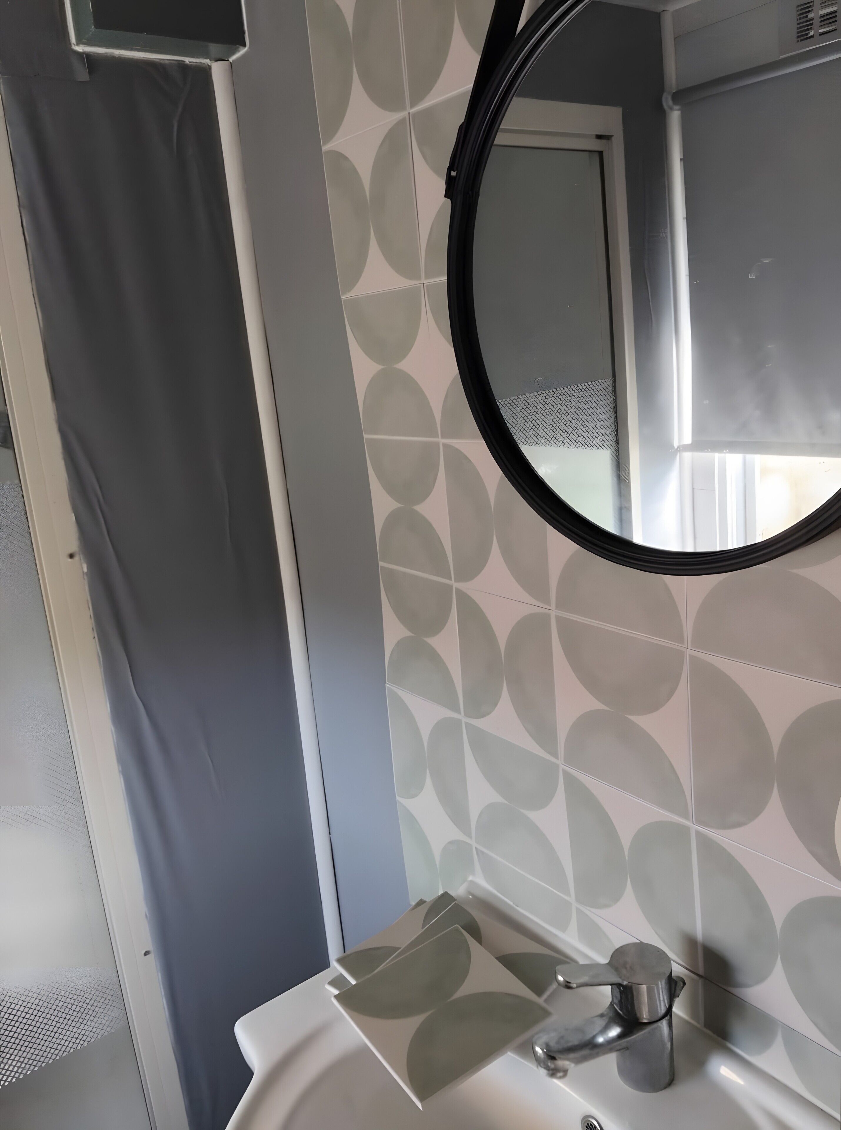 Ducha, artículos de tocador gratuitos, secador de pelo, toallas