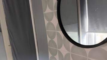 Ducha, artículos de tocador gratuitos, secador de pelo, toallas