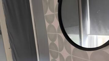 Douche, sèche-cheveux, serviettes fournies