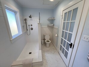 Shower, hair dryer, towels, soap - Charming 3-bedroom bungalow in Tampa Heights (Tampa)