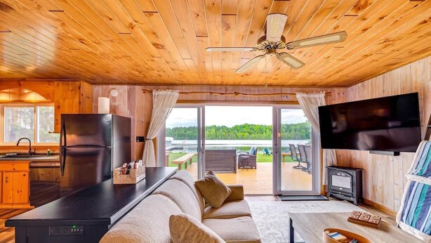 L'intérieur d'une cabine comprenant une cuisine, un coin salon et un téléviseur.