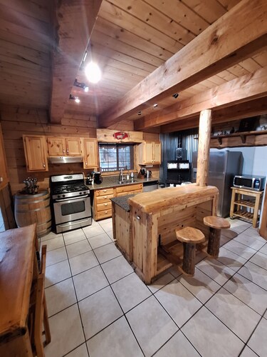 Cabin Among the Pines w/game garage+Tesla charger!