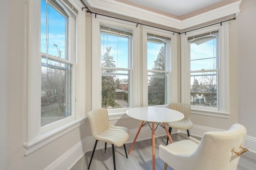 Bright & Airy 1 BR Apt Overlooking Lake Simcoe