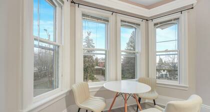Bright & Airy 1 BR Apt Overlooking Lake Simcoe