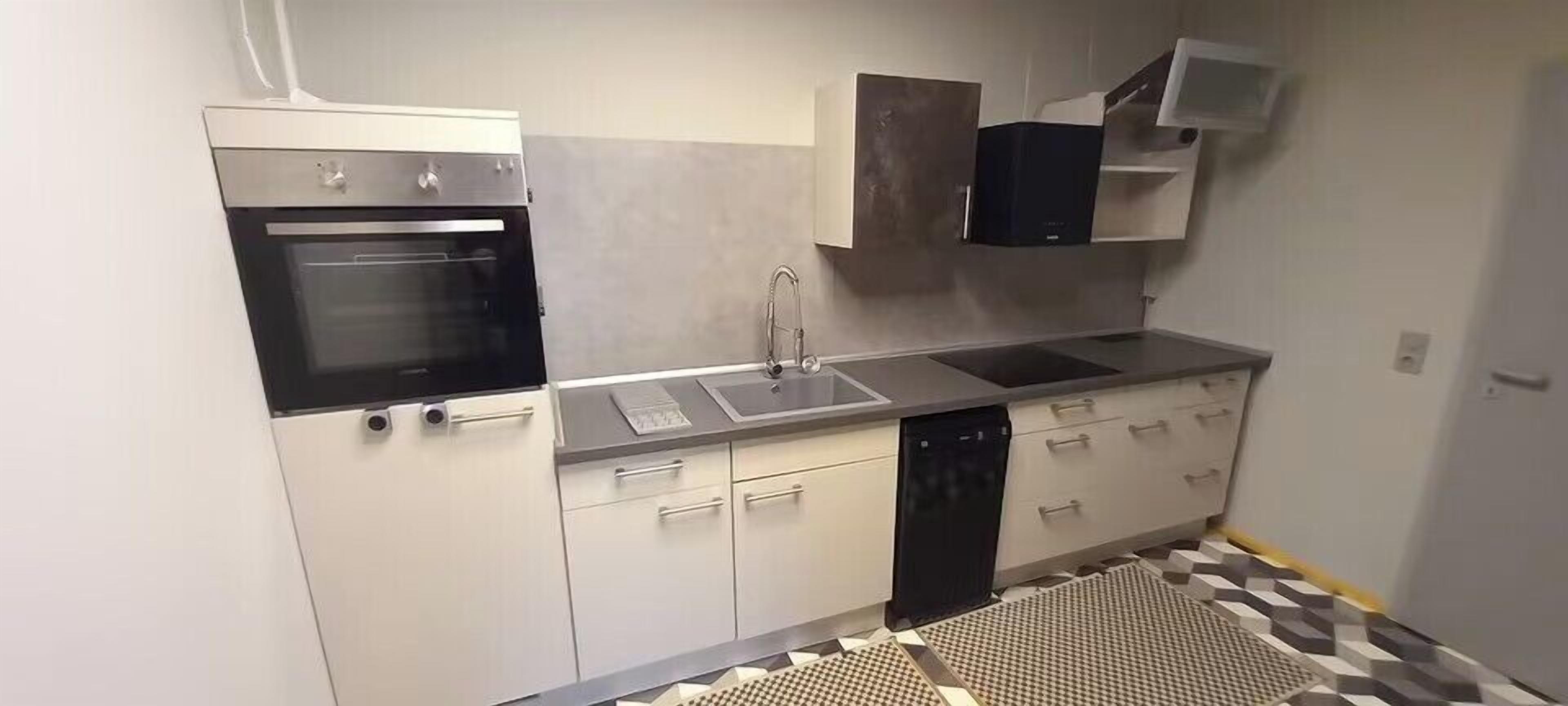 Fridge, oven, dishwasher, coffee/tea maker