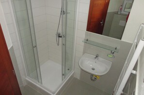 Ducha, secador de pelo, toallas, jabón