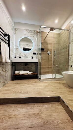 تجهيزات دش، مجففات شعر، مراحيض شطف، مناشف