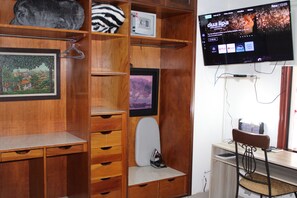 Habitación básica doble | Caja de seguridad en la habitación y escritorio 