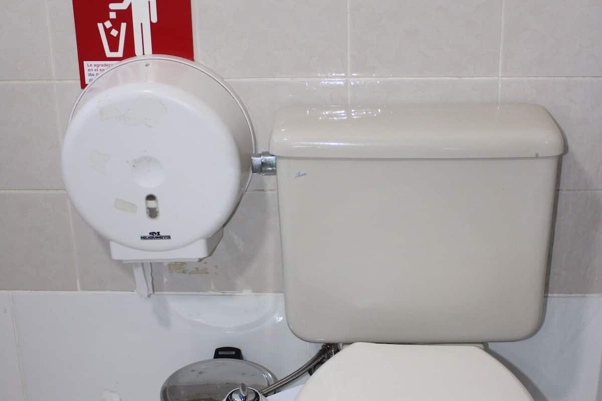 Habitación básica doble | Baño | Secadora de cabello, toallas, jabón, shampoo