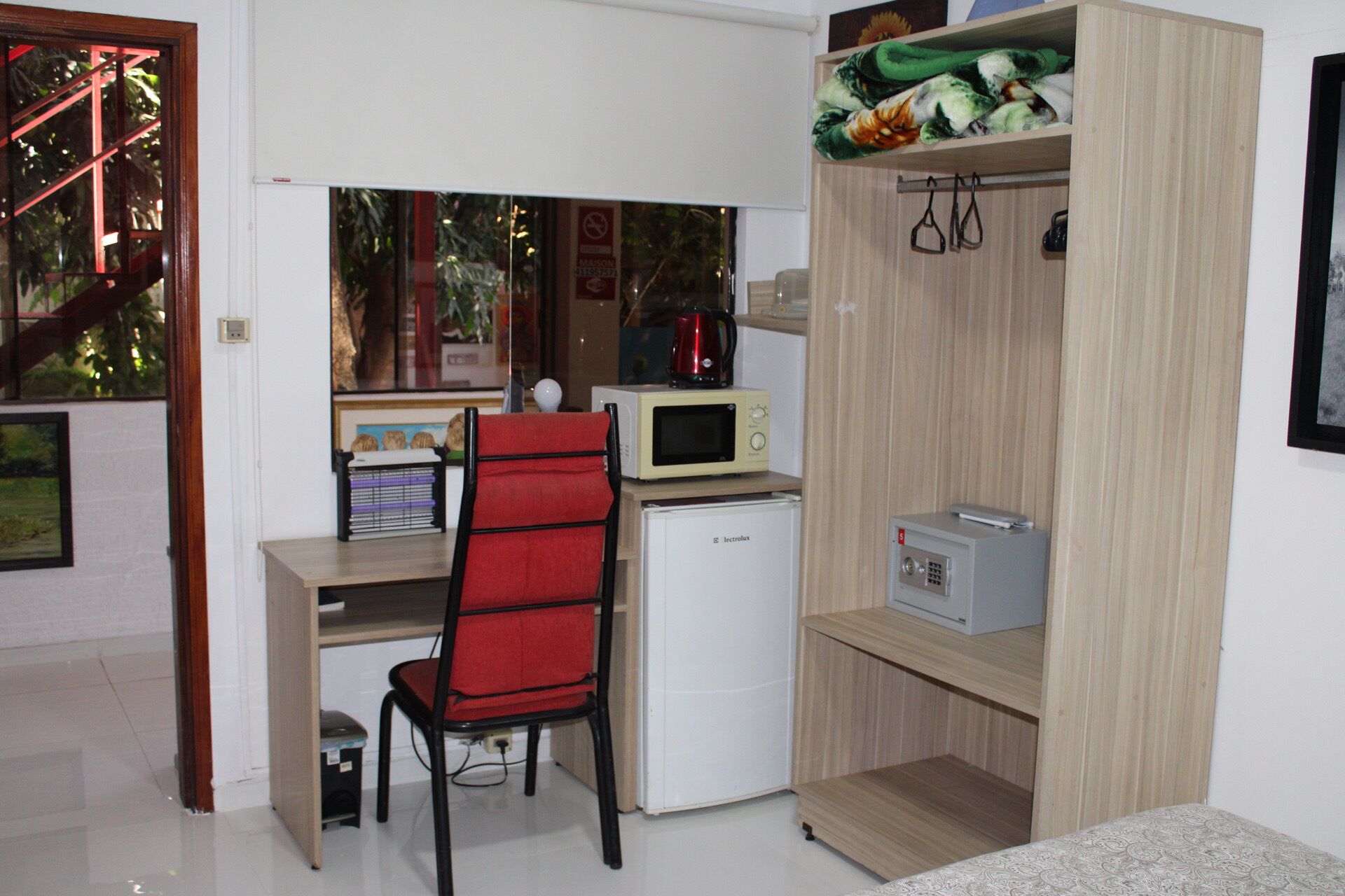 Safe på rommet, skrivebord og skrivebord for bærbar PC