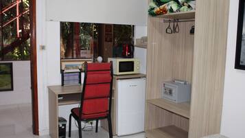 Safe på rommet, skrivebord og skrivebord for bærbar PC