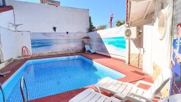 Hồ bơi ngoài trời