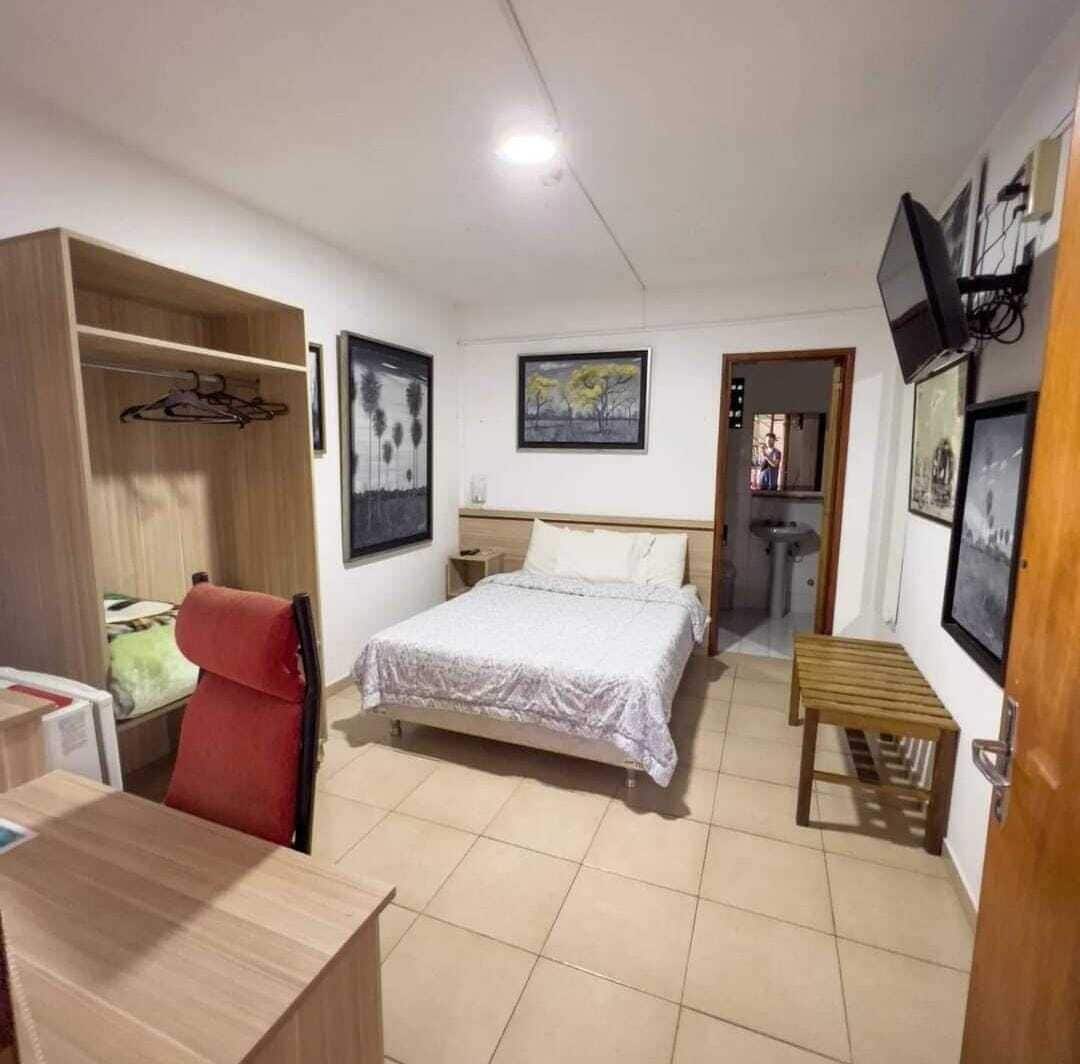 Standaard eenpersoonskamer | Een kluis op de kamer, een bureau, een laptopwerkplek