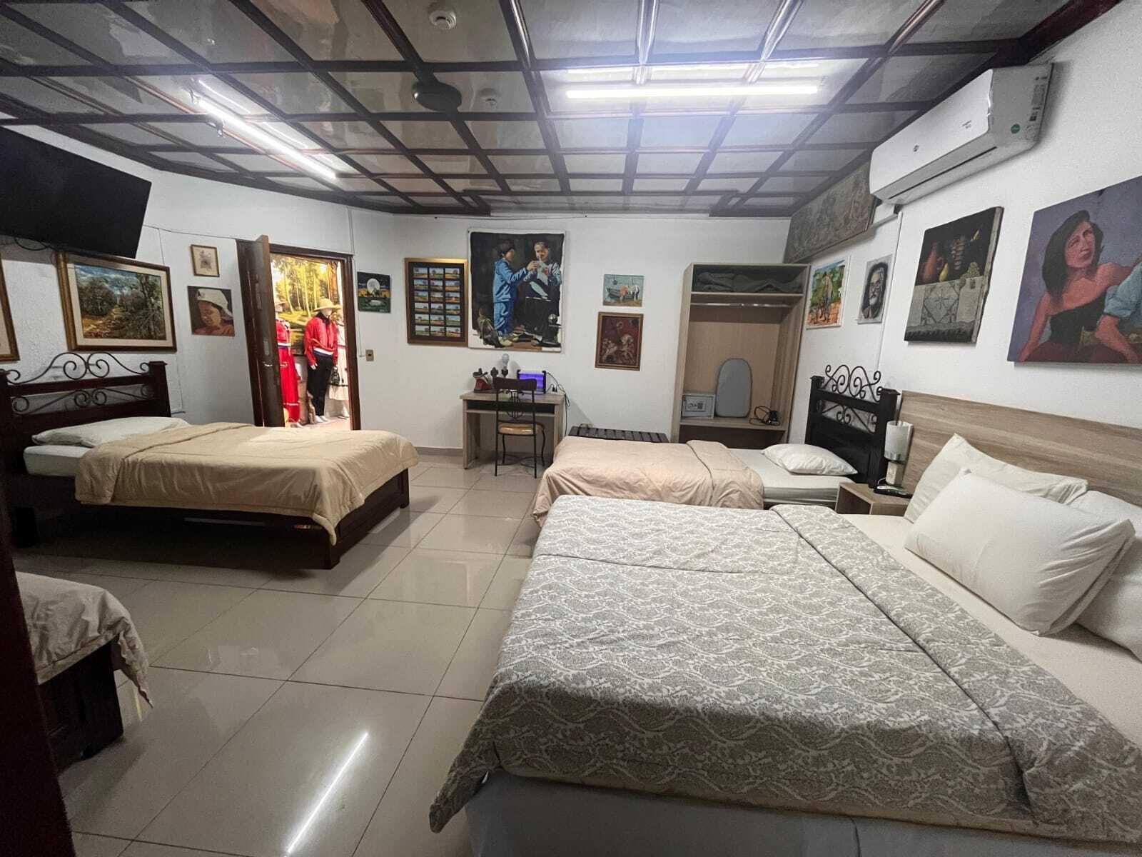 Neljän hengen perushuone | Tallelokero huoneessa, työpöytä