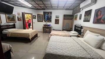 Caja de seguridad en la habitación y escritorio